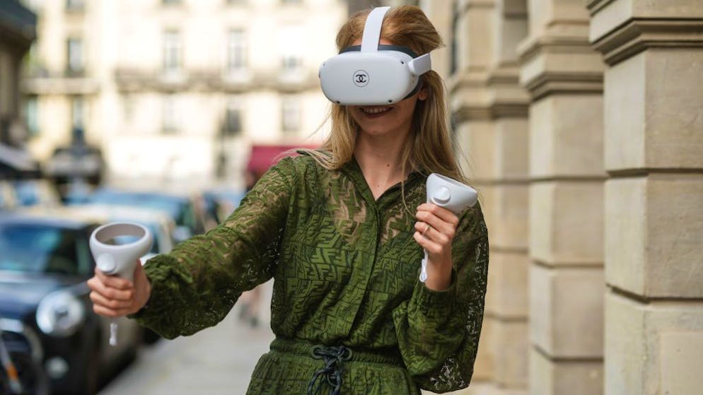 VR-Brillen von Facebook-Tochter Oculus sollte man vielleicht lieber nicht auf öffentlichen Strassen tragen, so wie dieses Model an der Paris Fashion Week.
