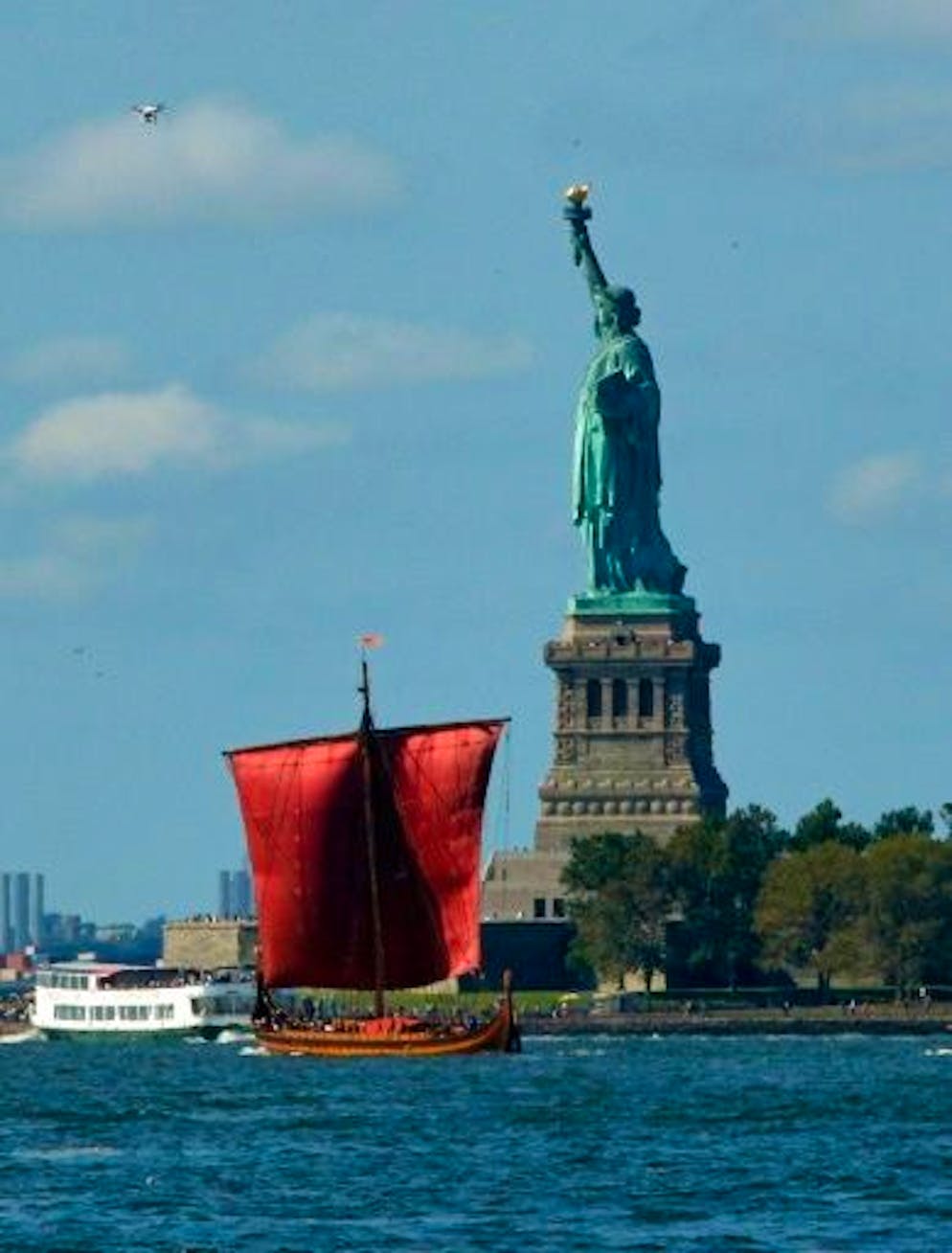 Un rayonnement cosmique fait la lumière sur le passage des Vikings en Amérique - Gallery. Le "Draken Harald Haarfagre" entre dans le port de New York devant la Statue de la Liberté, le 17 septembre 2016