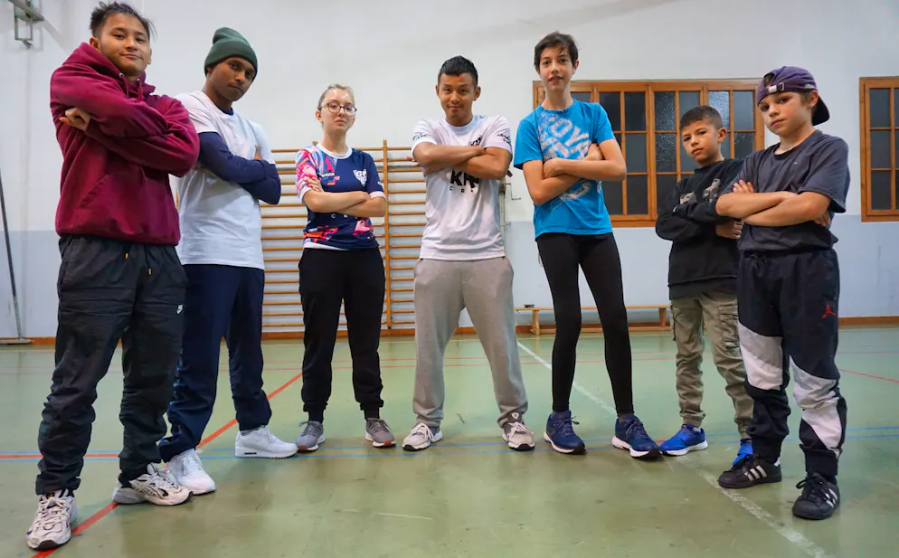 Yu-Seng. Quelques-uns des 140 élèves de KFM entourent le fondateur de l'école: «Je suis un peu devenu leur grand frère», note Yu-Seng.