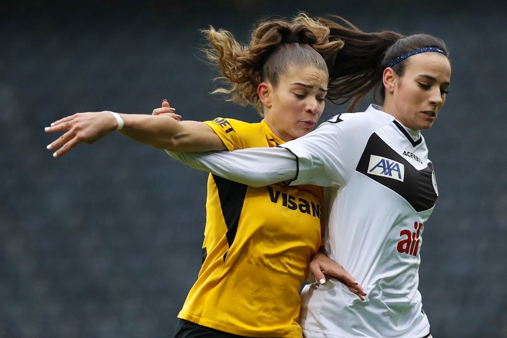 YBs Stefanie De Alem da Eira, links, und Luganos Teodora Meluta in Aktion, im Fussball Meisterschaftsspiel der Women's Super League zwischen dem BSC YB-Frauen und dem FC Lugano Femminile, am Samstag, 27. Februar 2021, im Stadion Wankdorf in Bern. (KEYSTONE/Peter Klaunzer)