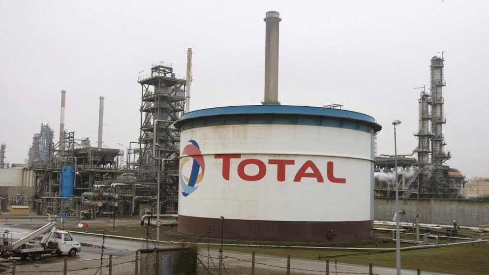 epa02049639 General view of the Total oil refinery during a protest in Dunkerque, France on 23 February 2010. Total workers continued their strike, blocking the Fort-Mardyck refinery to protest the planned closing of the site.tee-shirts to drivers in a oil station. EPA/SYLVAIN LEFEVRE / ASA-PICTURES FRANCE OUT - NO SALES IN GERMANY