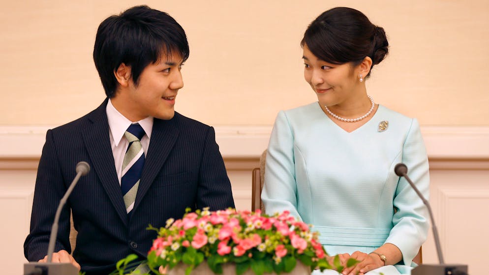 epa09499109 (FILE) - The eldest daughter of Japanese Princess Mako (R), Prince Akishino and Crown Princess Kiko, and her boyfriend Ki Komuro (L), a university friend, smiled during a press conference announcing their engagement at the Akasaka East apartment on 03 September 2017 in Tokyo, Japan Reissued 01 October 2021).  Princess Mako and her boyfriend Kee Komuro will be married on October 26, the Imperial Household Agency (IHA) announced on October 01, 2021.  EPA / SHIZUO KAMBAYASHI / POOL *** Local Topic *** 53743549