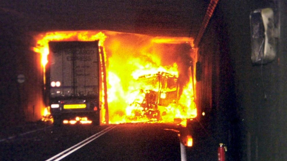 Am Morgen des 24. Oktober 2001 um 9.39 Uhr kollidierten zwei Lastwagen etwas mehr als einen Kilometer vor dem Tessiner Eingang des Gotthardtunnels. Ein betrunkener Lastwagenfahrer, der gerade in den Tunnel eingefahren war, wich auf die Gegenfahrbahn aus und verursachte einen Frontalzusammenstoß. Elf Menschen starben bei dem Unfall.