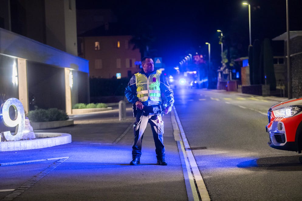 La via Vallemaggia di Solduno invasa dalle sirene della Polizia dopo una sparatoria con presunto ferimento di una donna.