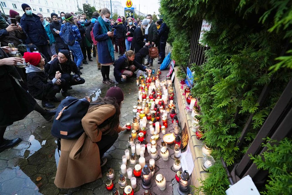 Les habitants de Varsovie placent des bougies devant le siège national des gardes-frontières en signe de deuil pour quatre migrants retrouvés morts le long de la frontière entre la Pologne et la Biélorussie, Varsovie, Pologne, le lundi 20 septembre 2021.