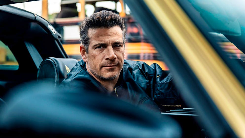 Stuntman Oliver Keller. Oliver Keller arbeitet seit 1996 als Stuntman. Neben vielen Narben und sonstigen Verletzungen setzen sich Stuntfrauen und -männer auch lebensbedrohlichen Situationen aus.