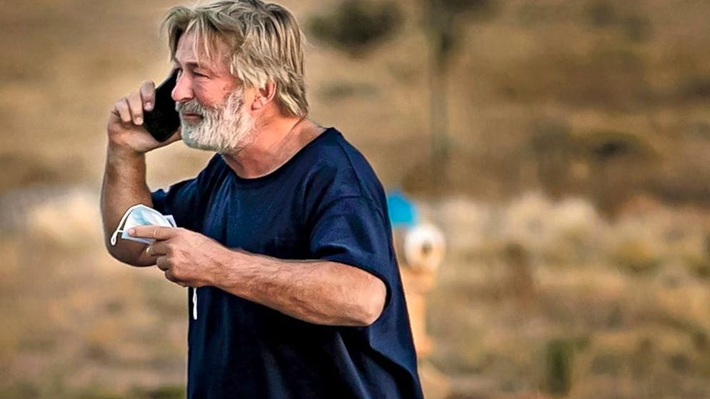 dpatopbilder – HANDOUT – US-Schauspieler Alec Baldwin telefoniert auf dem Parkplatz vor dem Santa Fe County Sheriff's Office, nachdem er zu dem Vorfall am Set des Films «Rust» am Stadtrand von Santa Fe befragt wurde. Baldwin hat bei einem Filmdreh mit einer Requisitenwaffe geschossen und dabei zwei Menschen getroffen. Foto: Jim Weber/Santa Fe New Mexican/AP/dpa – ACHTUNG: Nur zur redaktionellen Verwendung im Zusammenhang mit der aktuellen Berichterstattung über den Vorfall am Set des Films «Rust