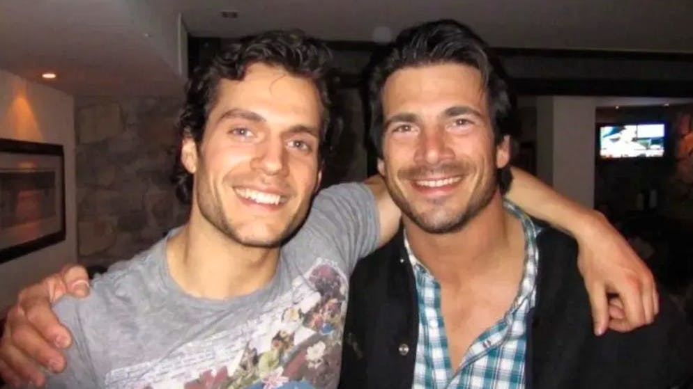 Stuntman Oliver Keller. Auch Superman zählt der Schweizer Stuntman zu seinen Freunden: Hier beim Selfie mit Henry Cavill.