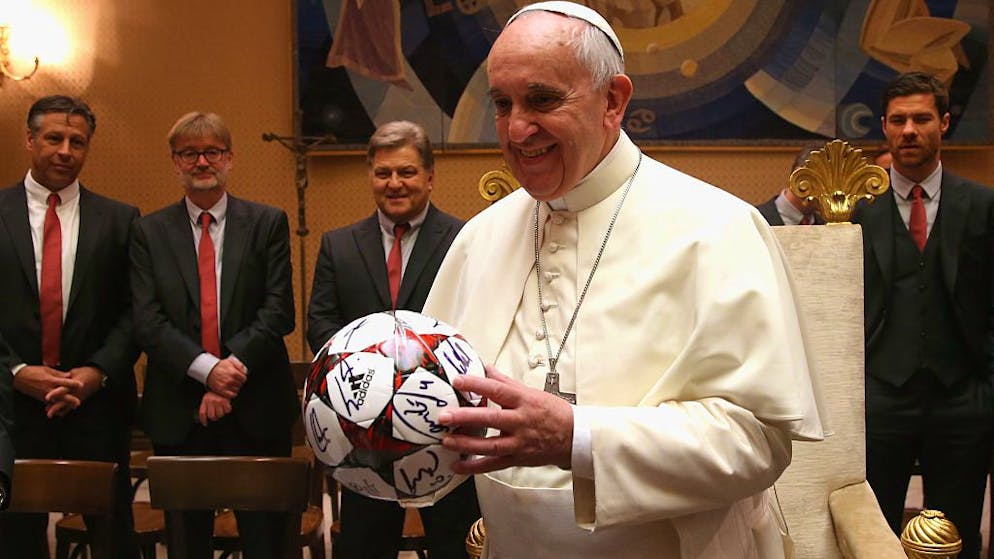 VATICAN CITY, VATICAN - OCTOBER 22: Pope Francis holds a gift of FC Bayern Muenchen during an private audience with the team of FC Bayern Muenchen in the Palace of the Vatican on October 22, 2014 in Vatican City, Vatican. (Photo by Alexander Hassenstein/Bongarts/Getty Images)