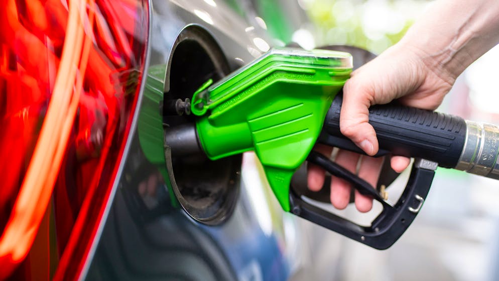 ARCHIV - 06.09.2020, Bayern, München: Eine Frau hält an einer Tankstelle an einer Zapfsäule eine Zapfpistole in der Hand und betankt ein Auto (zu dpa