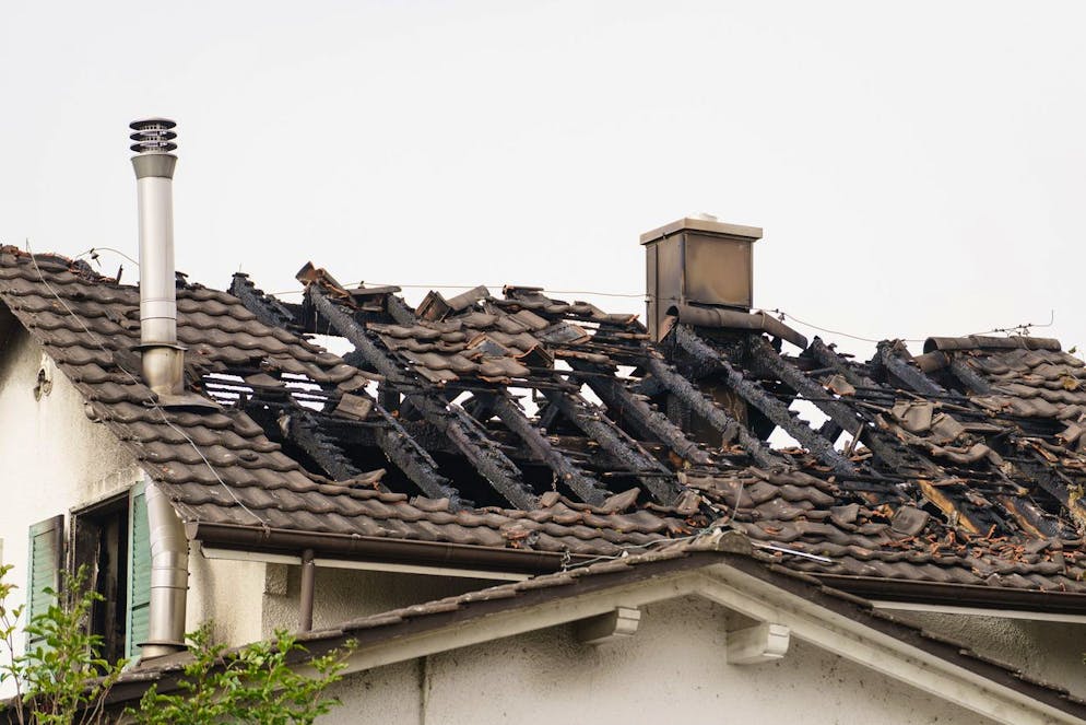 Blick auf ein durch einen Brand zerstoertes Wohnhaus in Leuzingen BE, am Montag, 18. Oktober 2021. Beim Brand im Berner Seeland sind in der Nacht auf Montag zwei Kinder ums Leben gekommen. Vier weitere Personen konnten sich retten, wie die Berner Kantonspolizei und die regionale Staatsanwaltschaft mitteilten. (KEYSTONE/Manuel Lopez)