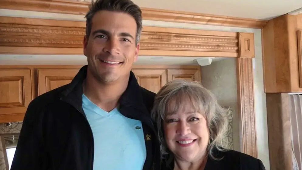 Stuntman Oliver Keller. Der gross gewachsene Keller mit Oscar-Preisträgerin Kathy Bates.