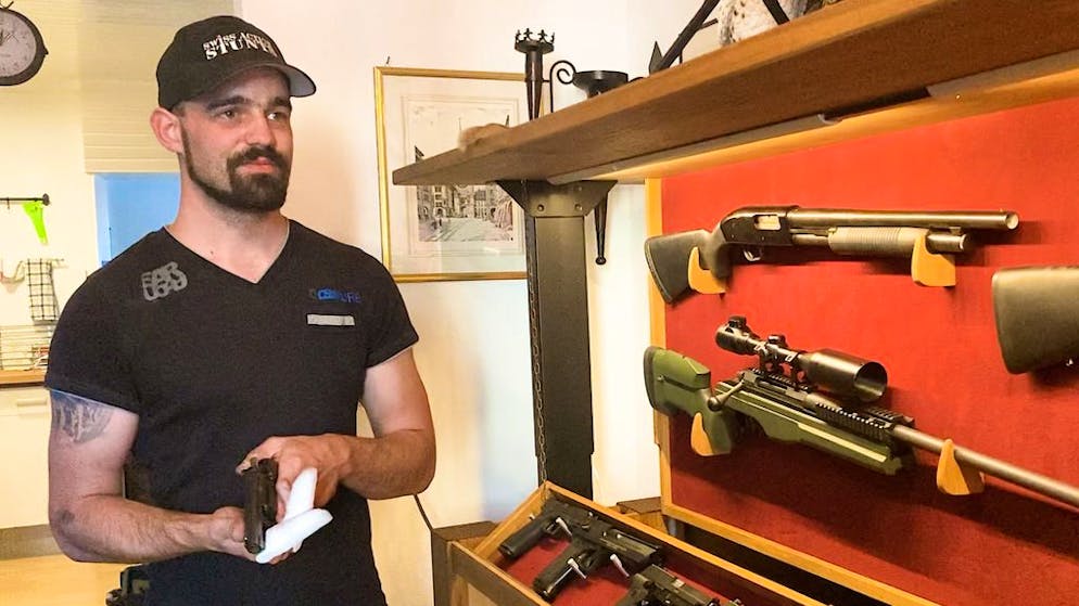 Waffenmeister Steindorfer erklärt. «Bei einem Schreckschussrevolver passt keine echte Patrone rein»