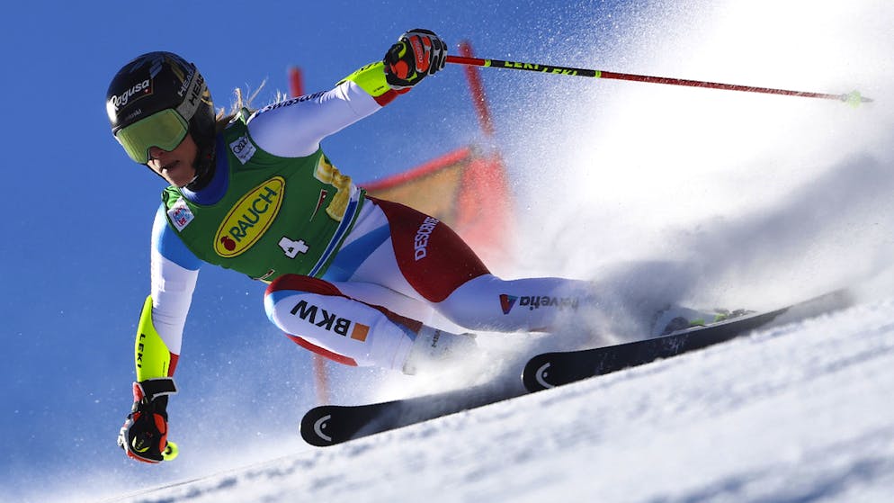 Riesenslalom-Weltmeisterin Lara Gut-Behrami führt nach dem ersten Lauf des Weltcup-Prologs in Sölden mit zwei Hundertsteln Vorsprung vor der US-Amerikanerin Mikaela Shiffrin