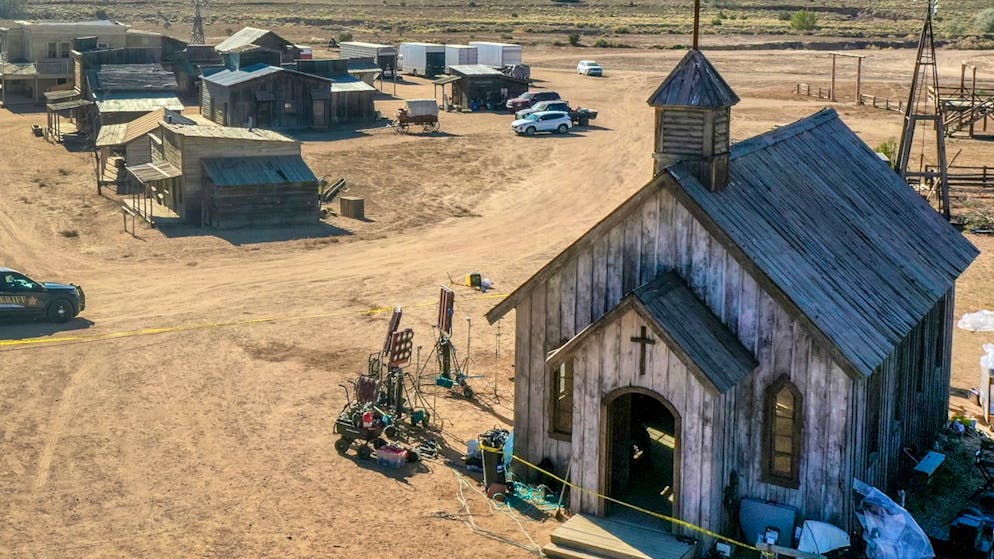 Die Polizei ermittelt auf dem Set des Western «Rust» nach einem tödlichen Schuss mit einer Requisitenwaffe.