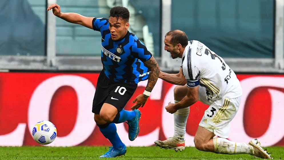 TURIN, ITALY - MAY 15: Lautaro Martinez of FC Internazionale competes for the ball with Giorgio Chiellini of Juventus during the Serie A match between Juventus and FC Internazionale at on May 15, 2021 in Turin, Italy. Sporting stadiums around Italy remain under strict restrictions due to the Coronavirus Pandemic as Government social distancing laws prohibit fans inside venues resulting in games being played behind closed doors. (Photo by Claudio Villa - Inter/Inter via Getty Images)