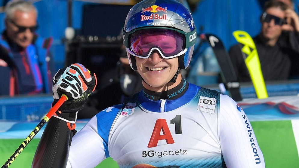 Marco Odermatt freut sich über den Sieg in Sölden.