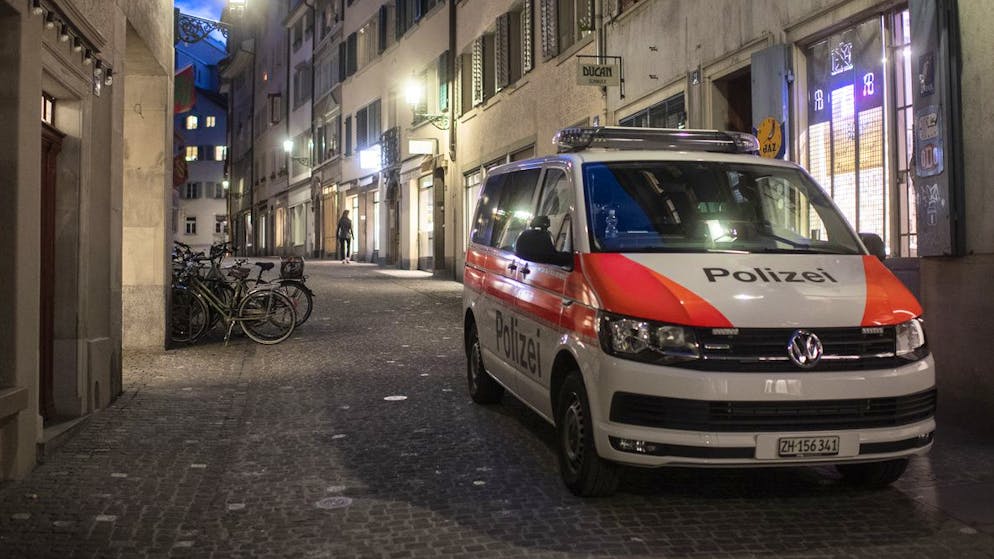 Fahrzeuge der Polizei bewegen sich im Niederdorf am Freitag Abend im Niederdorf, 9. April 2021 in Zuerich. (KEYSTONE/Ennio Leanza)