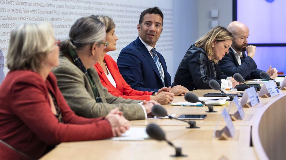 Nationalraetin Laurenec Fehlmann Rielle, SP-GE, Nationalrat Beat Flach, GLP-AG, Nationalraetin Barbara Steinemann, SVP-ZH, Staenderat Andrea Caroni, FDP-AR Regierungsraetin Heidi Z'graggen, UR, und Nationalrat Nicolas Walder, Gruene-GE, von links, vom Nein Komitee sprechen an einer Medienkonferenz zur Justitzinitiative, am Montag, 25. Oktober 2021, in Bern. (KEYSTONE/Peter Schneider)