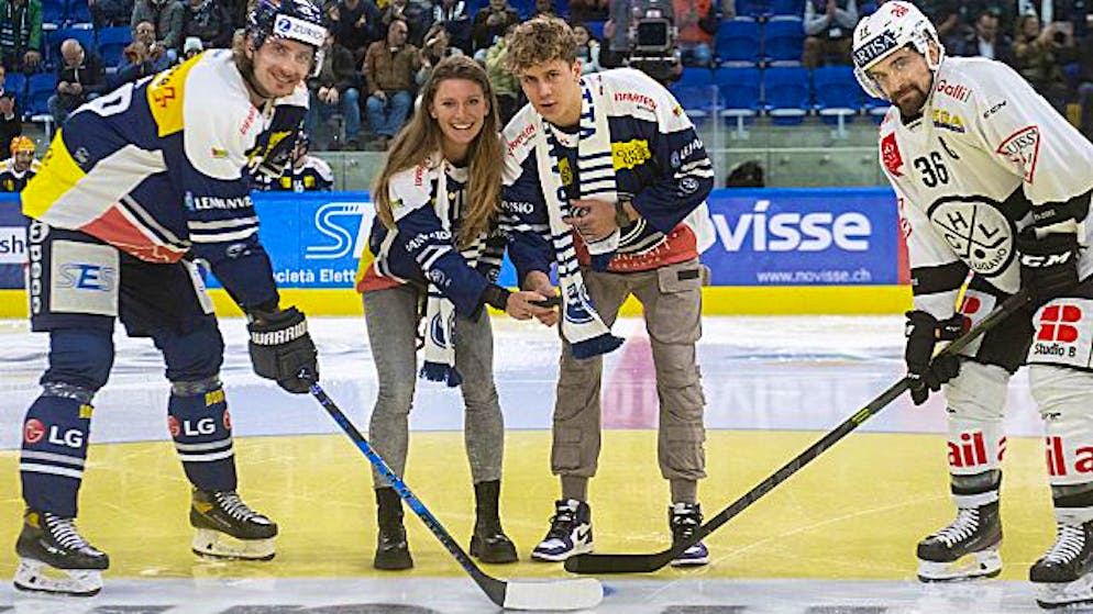 Noè Ponti, nella foto al centro assieme ad Ajla Del Ponte prima dell'ultimo derby giocato alla Gottardo Arena, è un tifoso dell'Ambrì Piotta.