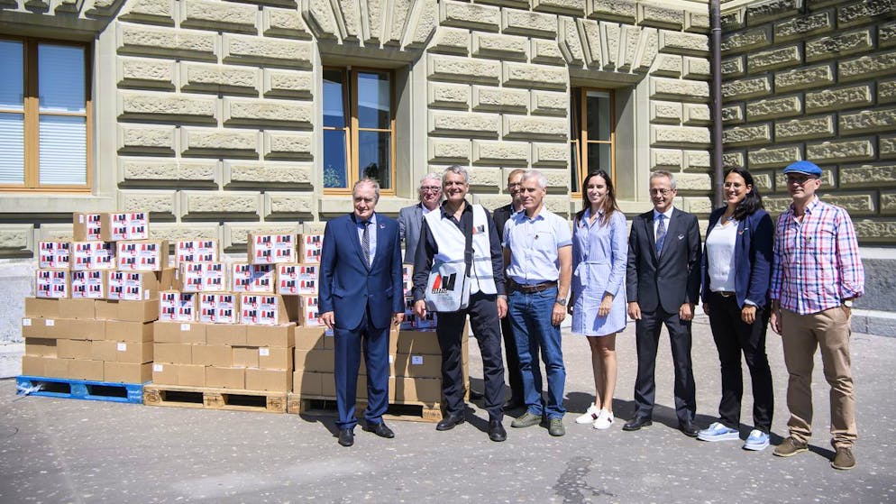 Das Initiativkomitee der Justizinitiative posiert neben den Boxen mit den Unterschriftenboegen, waehrend der Einreichung der Justizinitiative bei der Bundeskanzlei, am Dienstag, 26. August 2019, in Bern. (KEYSTONE/Anthony Anex)