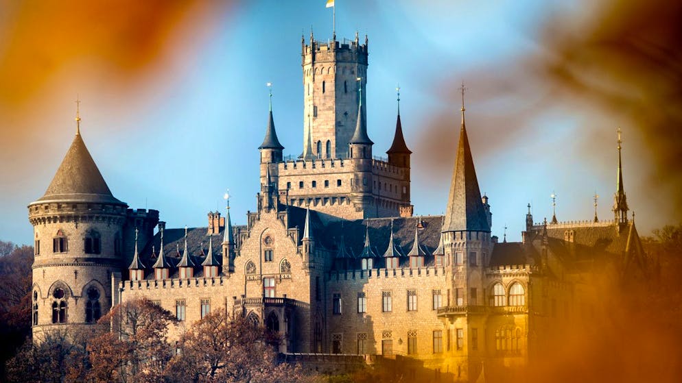 17.11.2018, Niedersachsen, Nordstemmen: Das Schloss Marienburg wird von der Sonne in ein warmes Licht getaucht, während herbstlich verfärbte Blätter an einem Baum hängen. Foto: Hauke-Christian Dittrich/dpa +++ dpa-Bildfunk +++ (KEYSTONE/DPA/Hauke-Christian Dittrich)