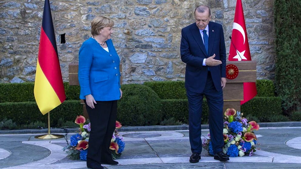 epa09526914 Turkish President Recep Tayyip Erdogan (R) and German Chancellor Angela Merkel (L) pose for photographers during a press conference after thier meeting at the Huber mansion in Istanbul, Turkey, 16 October 2021. The German Chancellor is currently on a farewell tour of various countries. EPA/ERDEM SAHIN