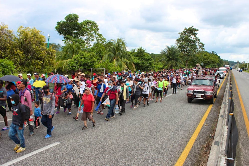 epa09546009 Hundreds of migrants continue their caravan march to the country's capital on the highway in the municipality of Cruz de Oro, in the state of Chiapas, Mexico, 25 October 2021. The caravan made up of thousands of migrants that left three days ago from the border city of Tapachula, in the southeastern state of Chiapas, bound for the capital, advances this Monday at a slow pace towards the town of Huixtla. EPA/Juan Manuel Blanco