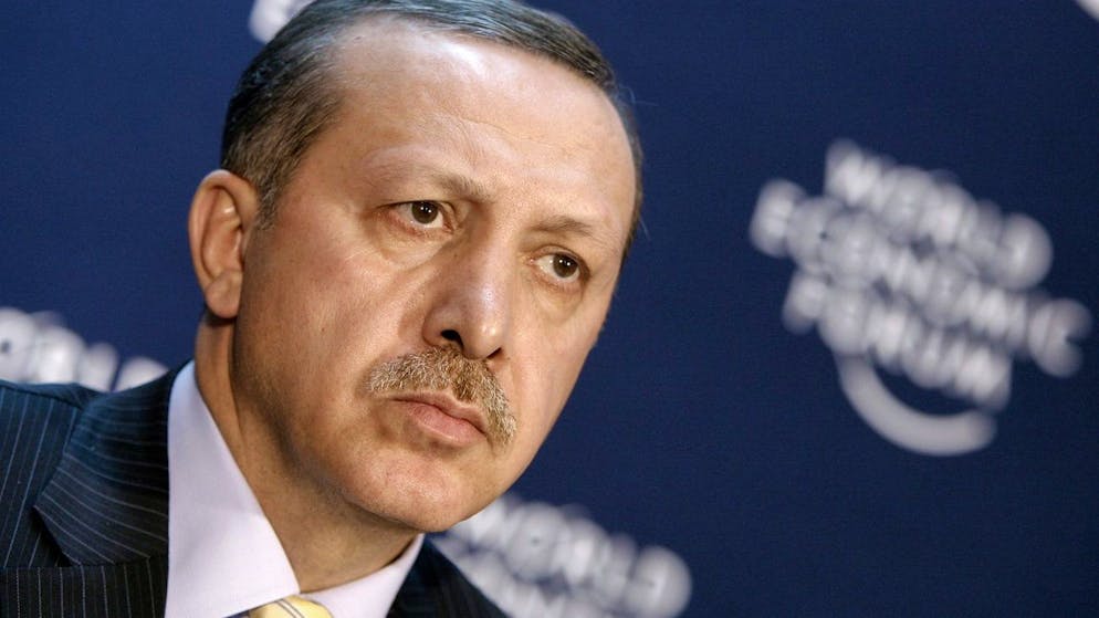 Recep Tayyip Erdogan, Prime Minister of Turkey, (R), speaks during a media conference at the Annual Meeting of the World Economic Forum, WEF, in Davos, Switzerland, Thursday, January 29, 2009. The overarching theme of the World Economic Forum, WEF, annual meeting which will take place from 28 January to 1st February, is 'Shaping the Post-Crisis World'. (KEYSTONE/Peter Klaunzer)