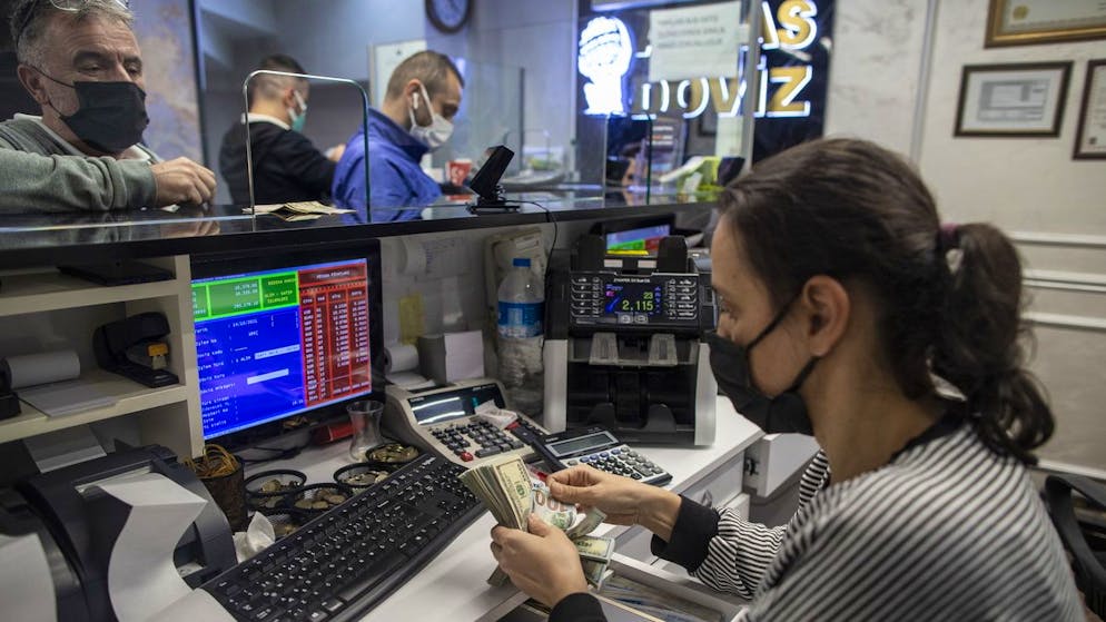 epa09523698 People exchange their money at an exchange office in Istanbul, Turkey, 14 October 2021. Turkish lira hits a record low of 9.19 liras to the US Dollar after the Turkish prestident sacked three central bank policymakers. EPA/ERDEM SAHIN