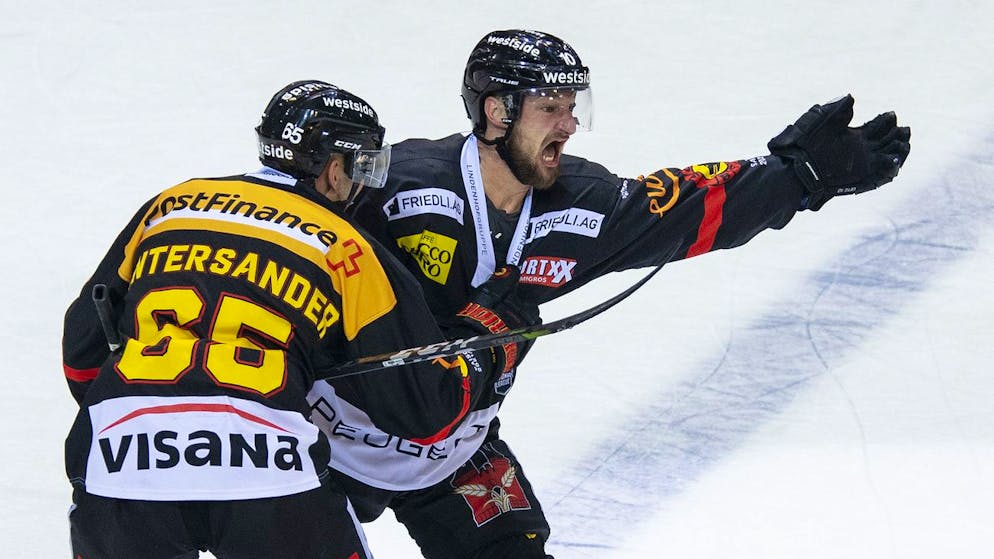 Berns Ramon Untersander, links, und Tristan Scherwey feiern den Treffer zum 3-2 im Eishockey Meisterschaftsspiel der National League zwischen dem SC Bern und Genf Servette HC, am Dienstag, 26. Oktober 2021, in der PostFinance Arena in Bern. (KEYSTONE/Peter Schneider)