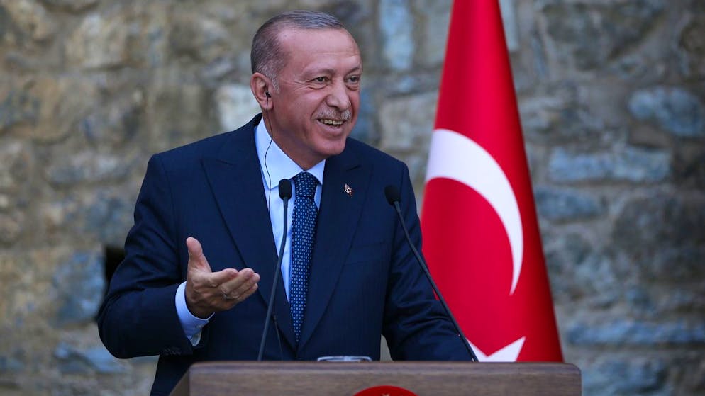 epa09526916 Turkish President Recep Tayyip Erdogan and German Chancellor Angela Merkel (not in picture) speak during a press conference after thier meeting at the Huber mansion in Istanbul, Turkey, 16 October 2021. The German Chancellor is currently on a farewell tour of various countries. EPA/ERDEM SAHIN
