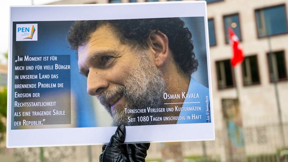 ARCHIV - 15.10.2020, Berlin: Ein Mann hält bei einer Mahnwache des PEN-Zentrums für den türkischen Verleger und Kulturmäzen Osman Kavala vor der Türkischen Botschaft ein Bild von Kavala. Kavala wurde Ende 2017 in der Türkei verhaftet. (zu dpa