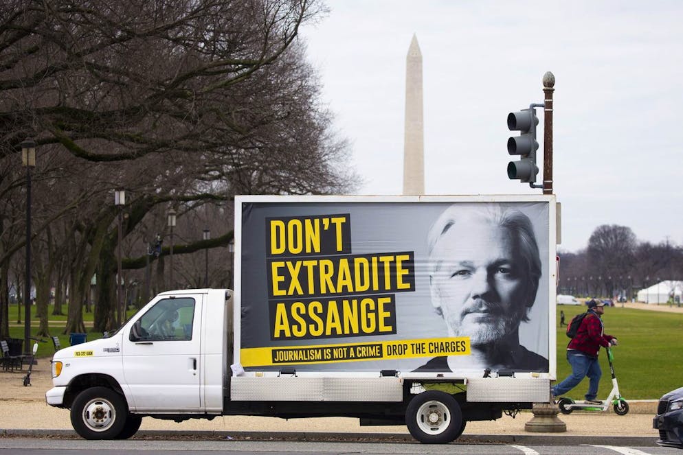 Une pancarte sur un camion portant l'image du fondateur de WikiLeaks, Julian Assange, indique