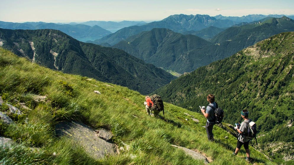 Bergwanderer auf dem Hoehenweg ''Via Alta Vallemaggia'', 2. Etappe zwischen der Capanna Alpe Nimi und dem Rifugio Alpe Masnee oberhalb von Maggia, am 23. Juli 2021. Die anspruchsvolle Alpinwanderung fuehrt in total 19 Etappen auf 200 km entlang der Bergketten der Vallemaggia, die das Valle Maggia vom Verzascatal trennen. Eine Gruppe von Freiwilligen der Associazione Vallemaggia stellt die Wege instand, und erneuert die Markierungen sowie die Sicherheitseinrichtungen. (KEYSTONE/Ti-Press/Alessandro Crinari)..Mountain hikers on the high altitude trail ''Via Alta Vallemaggia'', 2nd stage between hut at Alpe Nimi and the alpine hut Masnee above Maggia, Switzerland, on July 23, 2021. The demanding alpine hike leads in a total of 19 stages over 200 km along the mountain ranges of the Vallemaggia, which separate the Valle Maggia from the Verzasca Valley. A group of volunteers from the Associazione Vallemaggia is repairing the trails and renewing the markings and safety equipment. (KEYSTONE/Ti-Press/Alessandro Crinari)