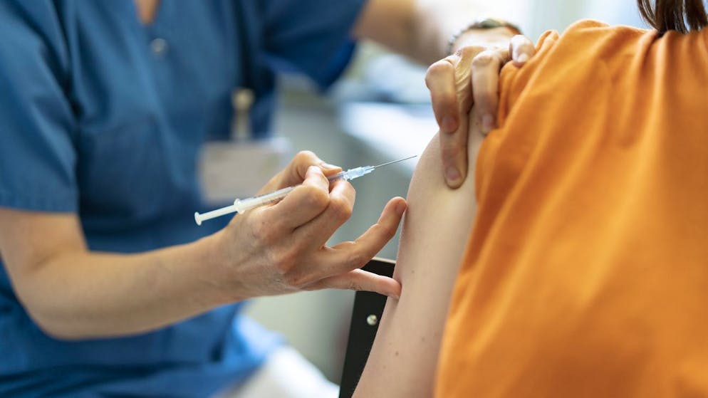 Eine junge Frau erhaelt im Kinder Impfzentrum des Kinderspitals Zuerich ihre Corona-Impfung, fotografiert am 1. Juli 2021 in Zuerich. Seit dem 28. Juli werden in Zuerich auch 12- bis 15-jaehrige geimpft. (KEYSTONE/Gaetan Bally)