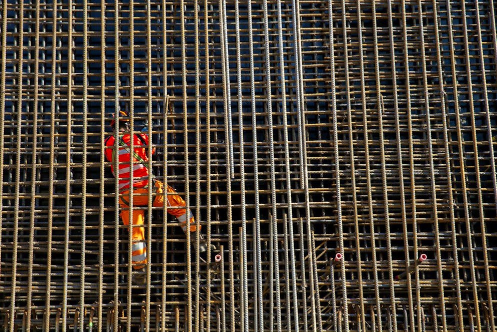 Un ouvrier ferrailleur travaille sur le gros oeuvre du chantier de Genilac station de pompage du Vengeron des Services Industriels de Geneve (SIG), ce lundi 8 mars 2021 a Geneve. GeniLac sera le plus grand reseau thermique qui s'etendra sur 30 km pour desservir le centre de la ville, Meyrin, l'aeroport, Vernier, Le Grand-Saconnex, Bellevue, Pregny-Chambesy, le quartier