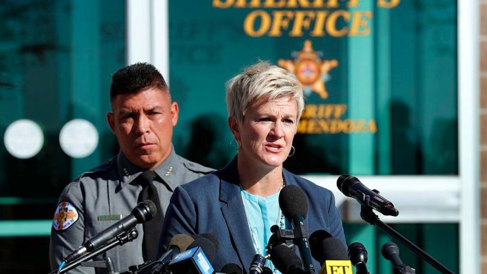 dpatopbilder - 27.10.2021, USA, Santa Fe: Adan Mendoza (l), Sheriff von Santa Fe County, und die Bezirksstaatsanwältin von Santa Fe, Mary Carmack-Altwies, geben eine Pressekonferenz vor dem Büro des Sheriffs. Knapp eine Woche nach dem tödlichen Schuss am Filmset von US-Star Alec Baldwin haben die Behörden erste Ermittlungsergebnisse präsentiert. Die Behörden von New Mexico gaben am bekannt, dass sie ein Bleigeschoss gefunden haben, das vermutlich aus der Waffe abgefeuert wurde, die bei der tödlichen Schießerei am Filmset verwendet wurde. Foto: Andres Leighton/FR171260 AP/dpa +++ dpa-Bildfunk +++