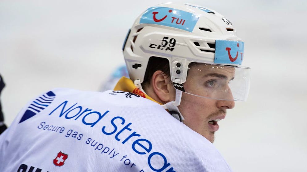 Zugs Dario Simion waehrend dem Meisterschaftsspiel der National League zwischen den SCL Tigers und dem EV Zug, am Samstag, 3. April 2021, im Ilfisstadion in Langnau. (KEYSTONE/Marcel Bieri)