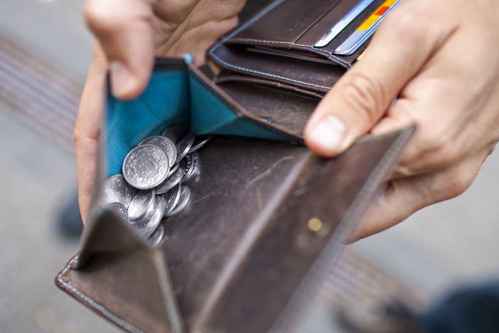 A man holds his open wallet in his hands, pictured on June 11, 2009 in Zurich, Switzerland. (KEYSTONE/Gatean Bally)
Eine Mann haelt sein geoeffnetes Portemonnaie in der Hand, aufgenommen am 11. Juni 2009 in Zuerich. (KEYSTONE/Gatean Bally)