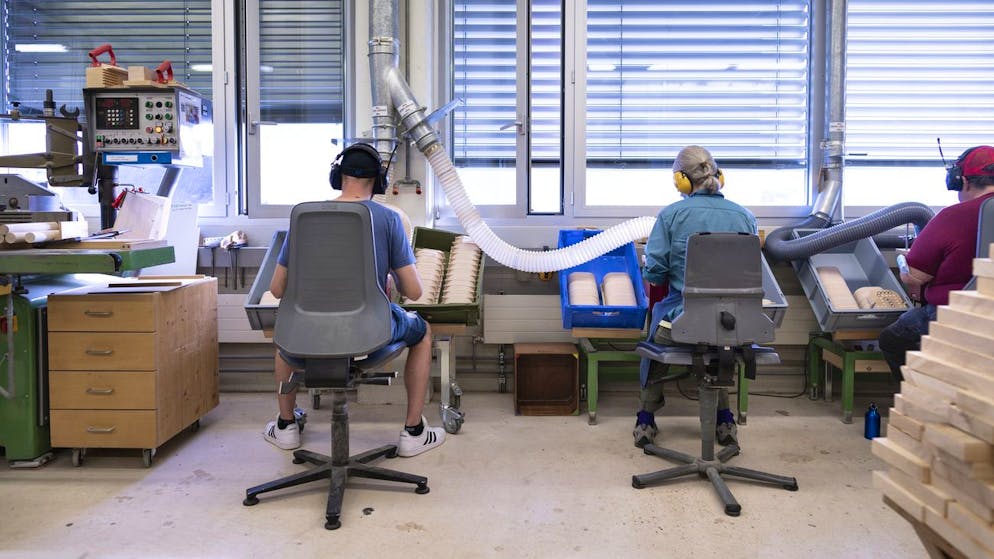Mitarbeiterinnen und Mitarbeiter der Stiftung Braendi produzieren das Brettspiel Braendi Dog, fotografiert am 7. September 2021 in Sursee, Kanton Luzern. (KEYSTONE/Gaetan Bally)