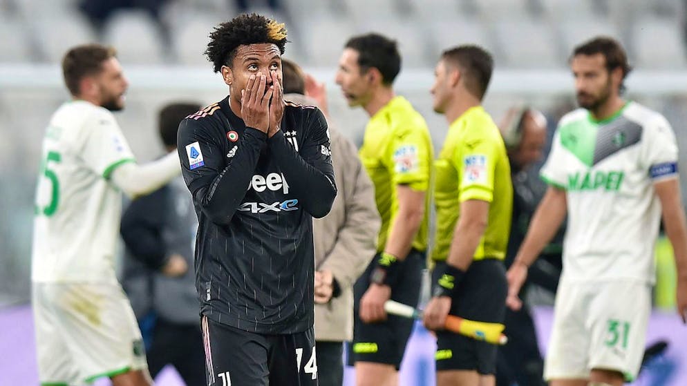 epa09549588 JuventusâÄ™ Weston McKennie (C) reacts after the Italian Serie A soccer match Juventus FC vs USS Sassuolo Calcio at Allianz Stadium in Turin, Italy, 27 october 2021. EPA/ALESSANDRO DI MARCO