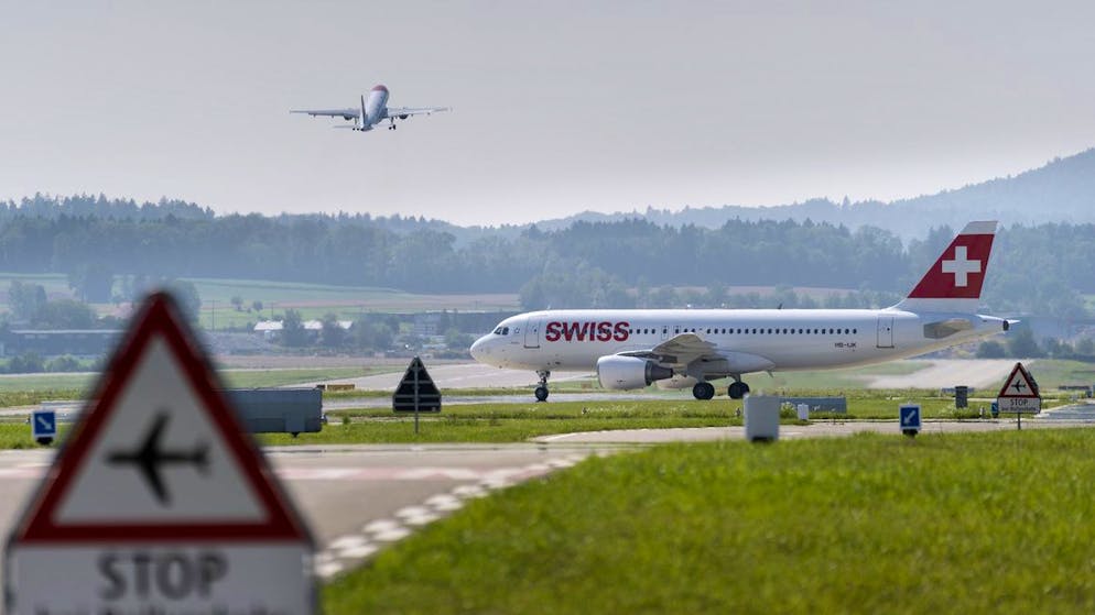 Ein Verkehrsflugzeug der Swiss Rollt auf das Rollfeld des Flughafen Zueich und ueberquert die Startbahn, fotografiert am 20. Juli 2021 in Kloten, Kanton Zuerich. (KEYSTONE/Gaetan Bally)