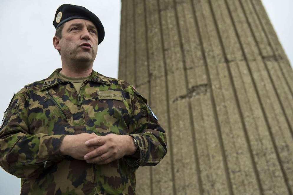 Le colonel EMG Patrick Gauchat parle sur les activités de la Swisscoy/KFOR sur l'esplanade du