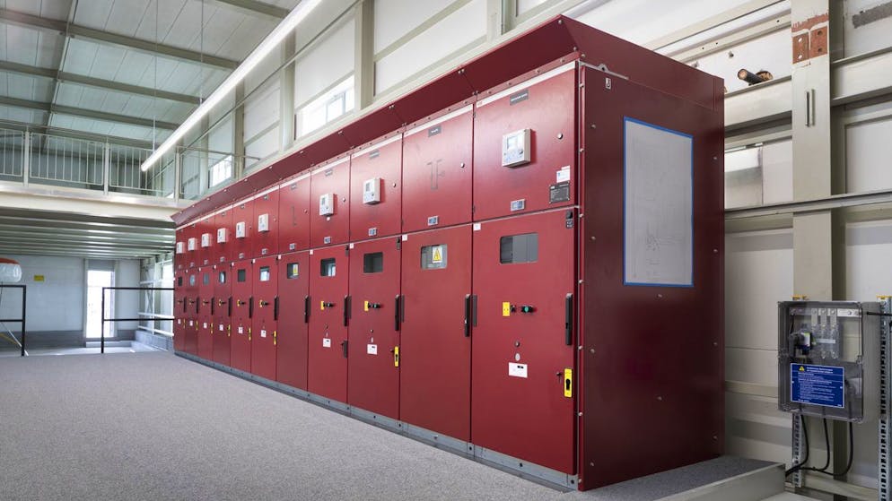 Die Steuerzentrale des Batterie-Moduls der EKZ im Testbetrieb in Volketswil ZH: Mit einer Leistung von 18 Megawatt und einer Speicherkapazität von 7,5 Megawattstunden handelt es sich im April 2018 um die grösste Batterie der Schweiz, die das Stromnetz stabilisiert.