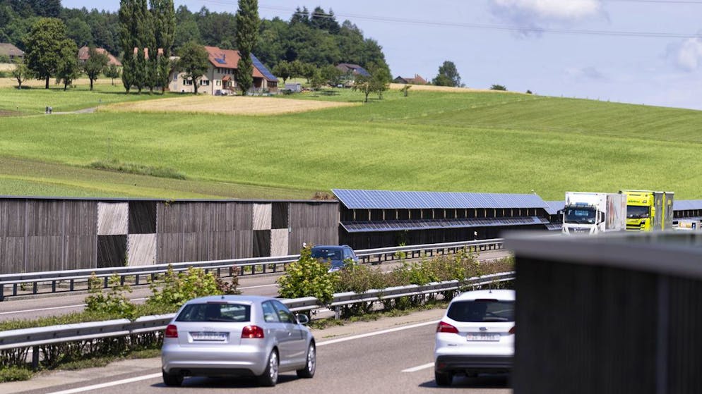 Solarzellen an einer Lärmschutzwand an der A1 bei Safenwil AG.