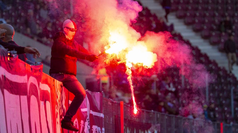 Le montant de 2,5 millions de francs pour les coûts sécuritaires a été articulé pour la saison 2023/2024 de football et de hockey sur glace dans le canton (image symbolique, archives).