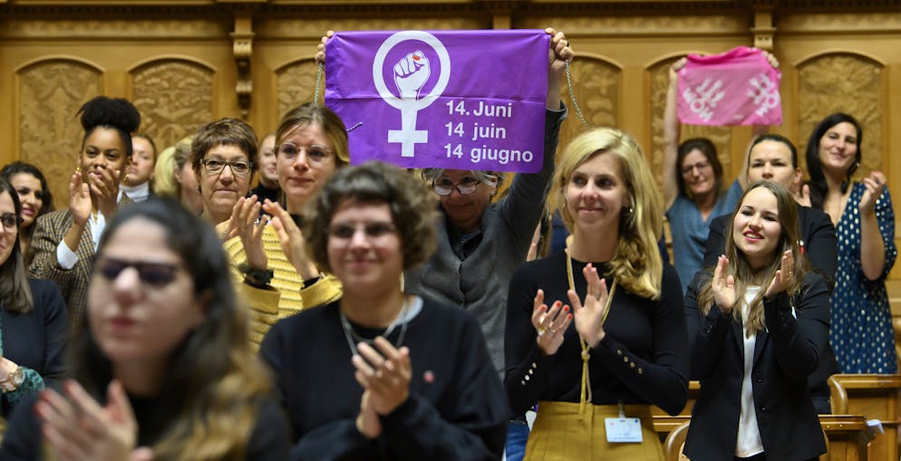 Teilnehmerinnen an der Frauensession reagieren waehrend der Frauensession 2021, am Samstag, 30. Oktober 2021, im Nationalrat in Bern. (KEYSTONE/Anthony Anex)