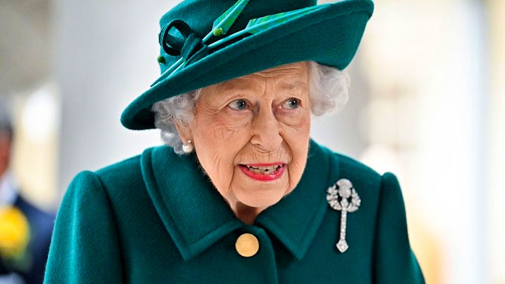ARCHIV - 02.10.2021, Großbritannien, Edinburgh: Königin Elizabeth II. trifft im schottischen Parlament in Edinburgh ein, um eine Rede im Plenarsaal zu halten, mit der die sechste Sitzungsperiode des Parlaments offiziell eröffnet wurde. Königin Elizabeth II. wird sich auf Rat ihrer Ärzte zwei weitere Wochen schonen und keine Reisen unternehmen. Das teilte der Buckingham-Palast am Freitag (29.10.2021) mit. Foto: Jeff J Mitchell/PA Wire/dpa +++ dpa-Bildfunk +++