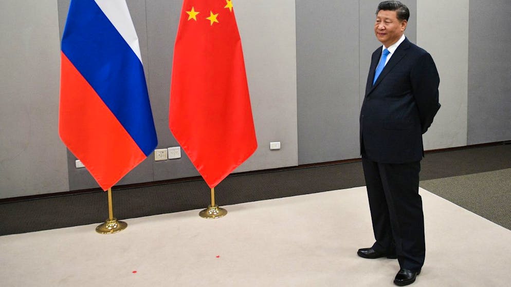 epa07994030 Chinese President Xi Jinping stands prior to a meeting with Russian President Vladimir Putin on the sidelines of the 11th BRICS Summit in Brasilia, Brazil, 13 November 2019. The BRICS (Brazil, Russia, India, China and South Africa) takes place on 13 -14 November in Brazil. EPA/RAMIL SITDIKOV / SPUTNIK / KREMLIN POOL / POOL MANDATORY CREDIT